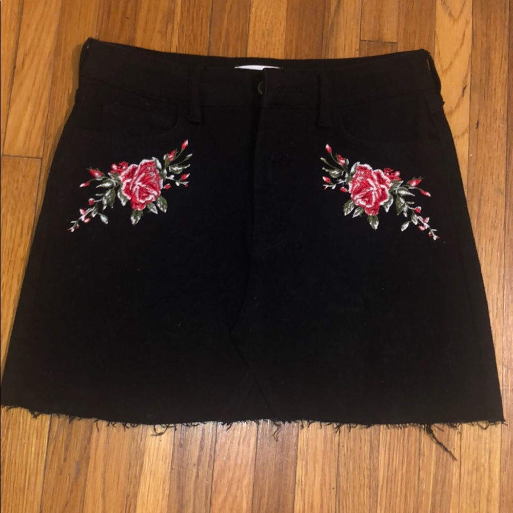Black denim skirt with roses